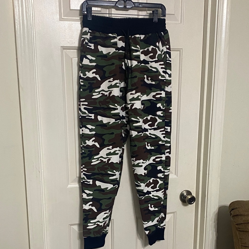 Women’s Camouflage Jogger Pants, brand Fit Division NWOT